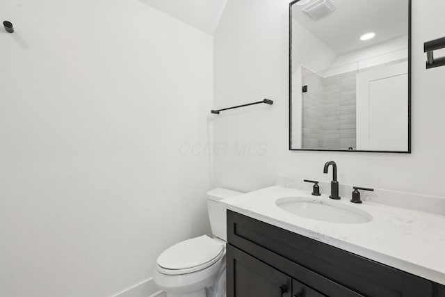 full bath with a tile shower, visible vents, toilet, vanity, and baseboards