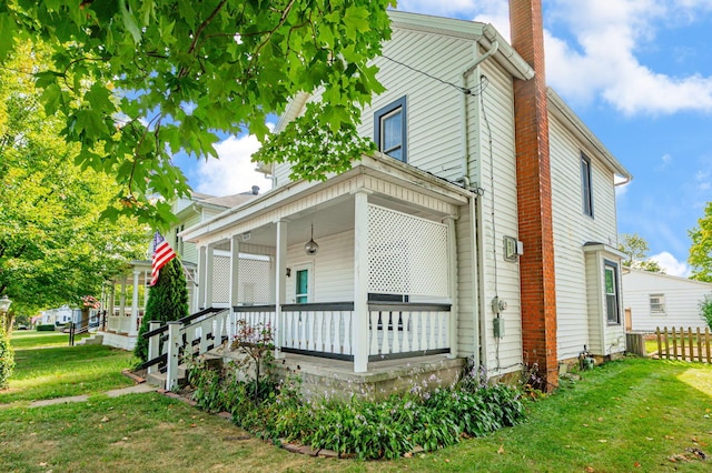 view of front of home featuring a front lawn and covered porch