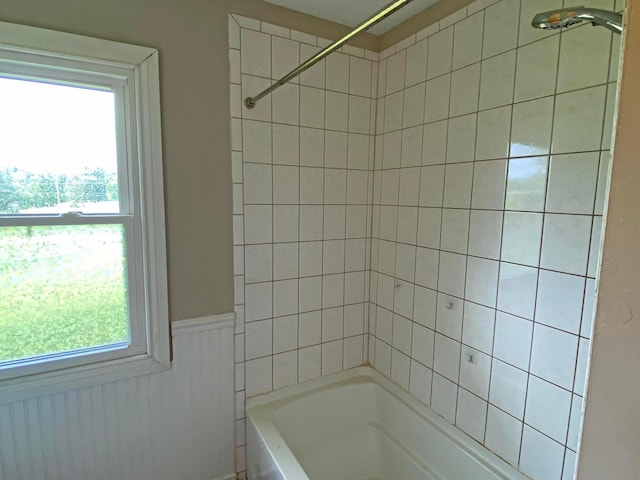 bathroom featuring tiled shower / bath