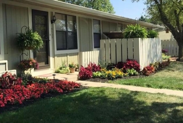 exterior space featuring a lawn