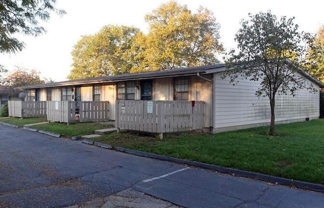 view of front of property featuring a front yard