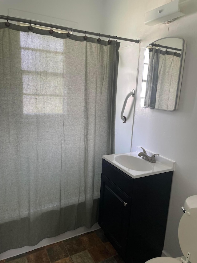 full bathroom featuring shower / bathtub combination with curtain, vanity, and toilet