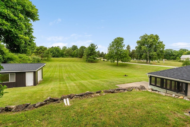 view of yard featuring an outdoor structure