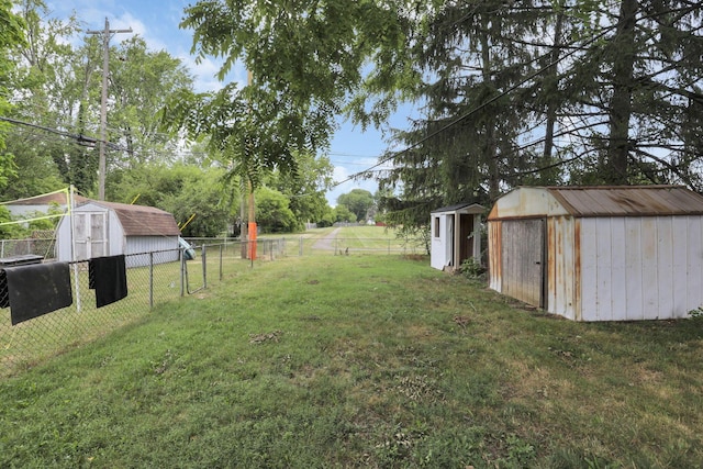 view of yard featuring a storage shed