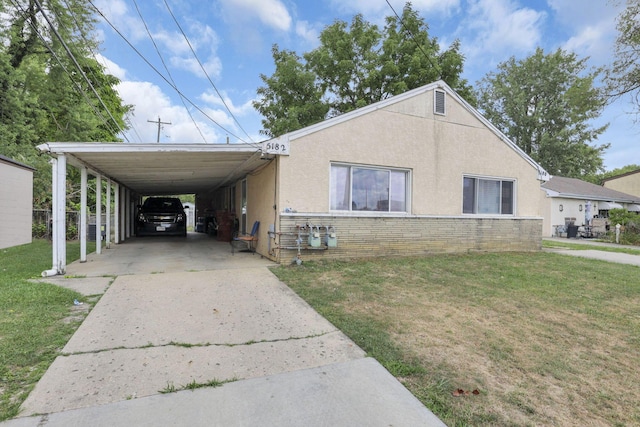 view of front of house featuring a carport and a front yard