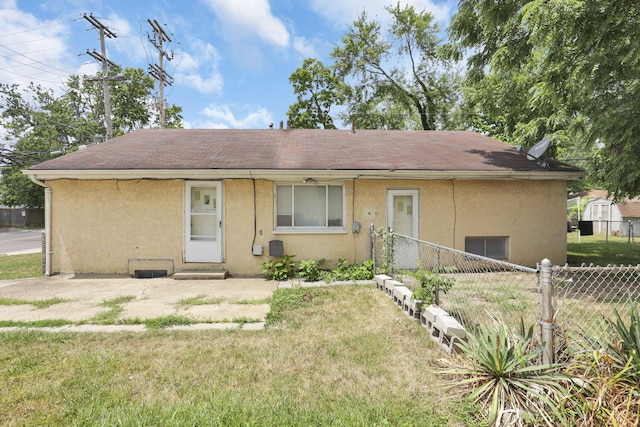 single story home with a front yard