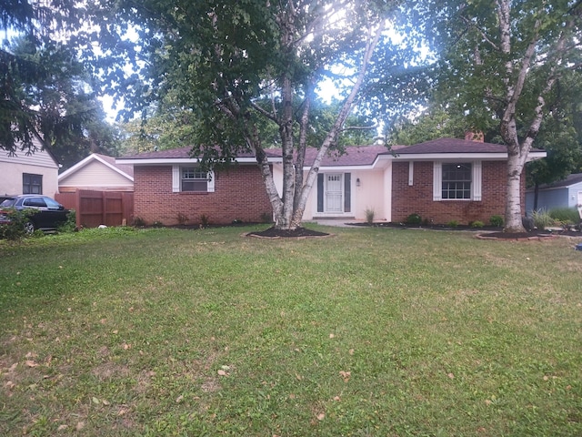 ranch-style home featuring a front lawn