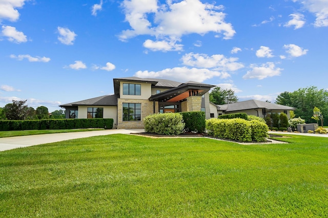 prairie-style home with a front yard