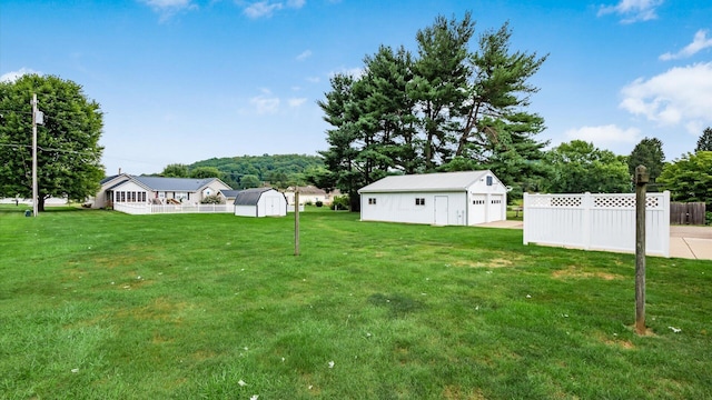 view of yard with an outbuilding