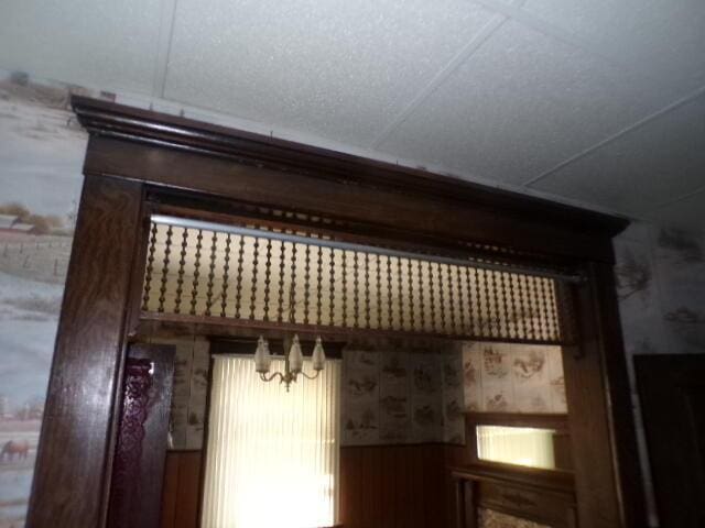 2343 Indianola Ave, Columbus, OH 43202 - detailed view of a chandelier