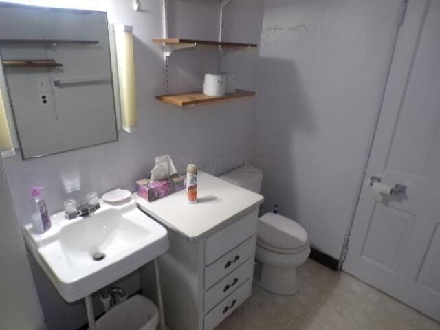 bathroom featuring toilet and sink