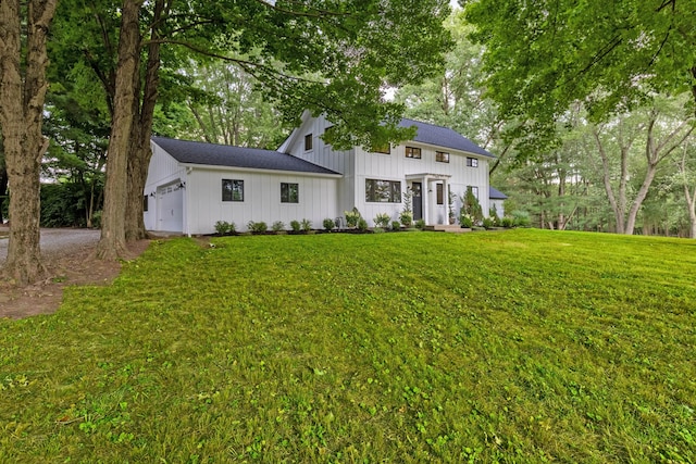 view of front facade featuring a front yard and a garage