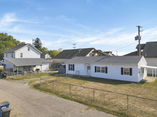 view of front facade with a front lawn