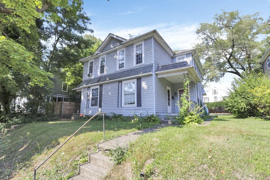 view of front of home featuring a front yard