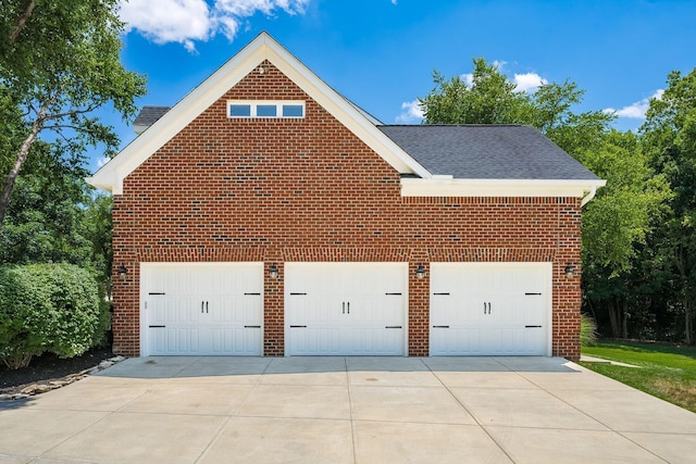 view of front facade featuring a garage