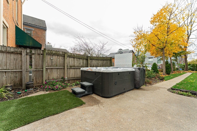 view of yard featuring a hot tub