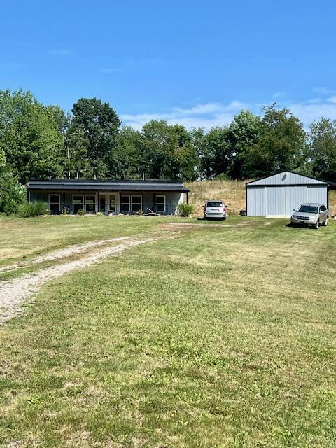 view of yard with an outbuilding