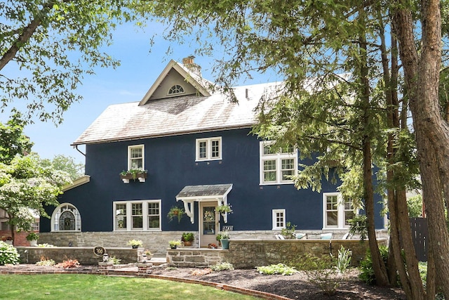 view of front of house featuring a front yard