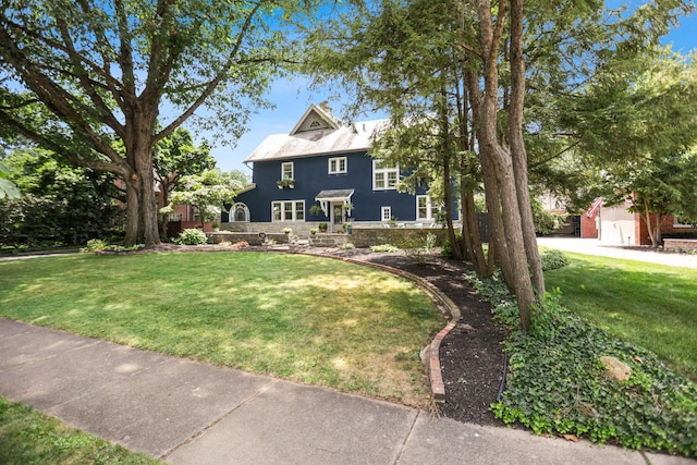 view of front of property featuring a front yard