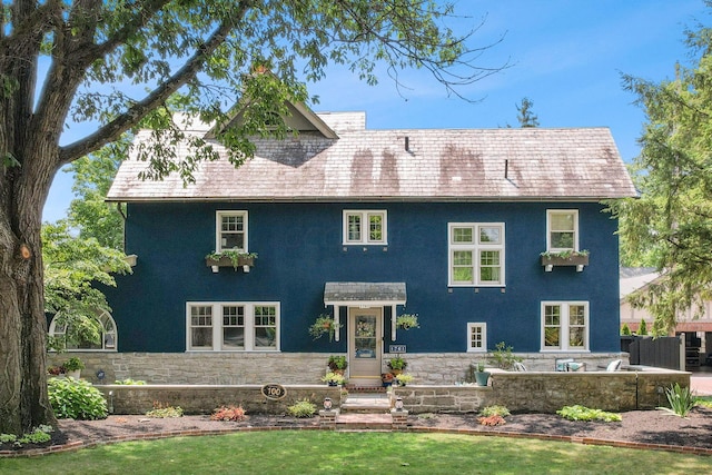 view of front of home with a front yard and a patio area