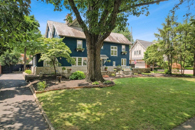 view of front of property with a front yard