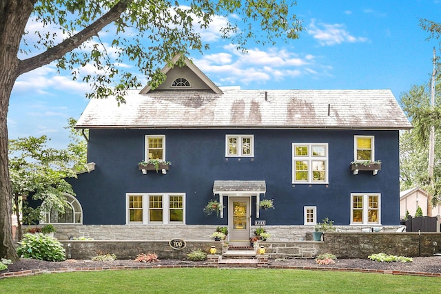 view of front of property featuring a front lawn