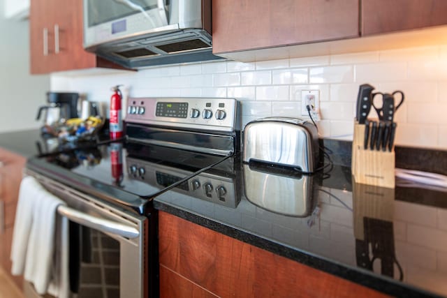 kitchen with backsplash and stainless steel appliances