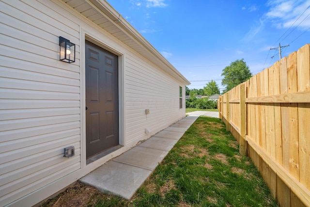 property entrance featuring a yard