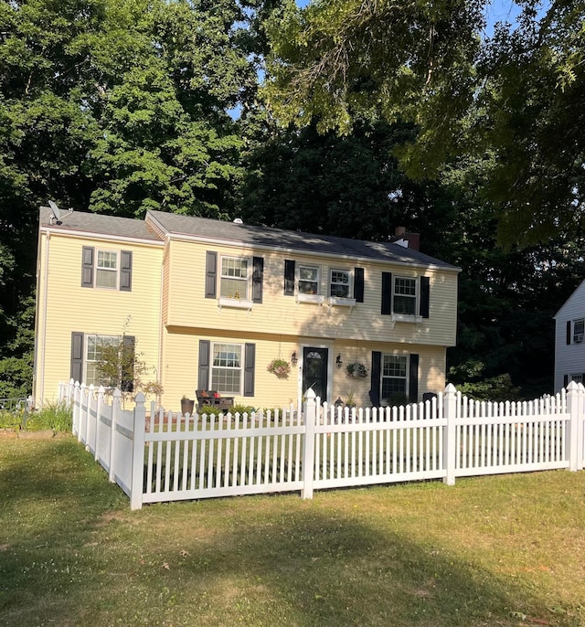 view of front facade with a front yard