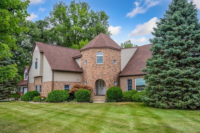 view of front of property featuring a front yard