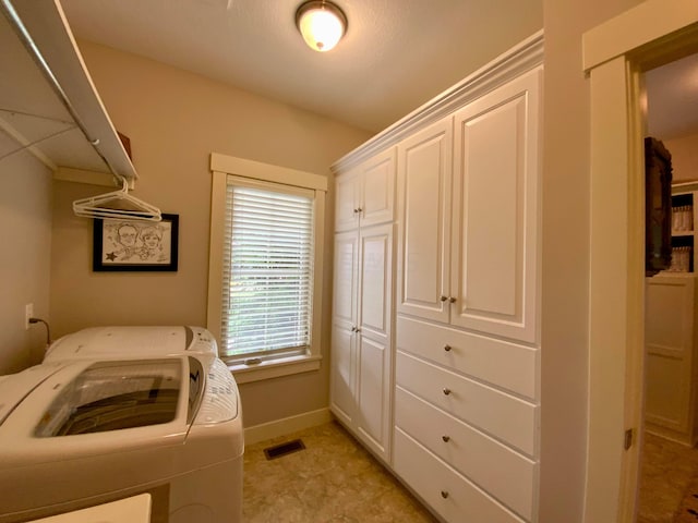 laundry area with visible vents, independent washer and dryer, and baseboards