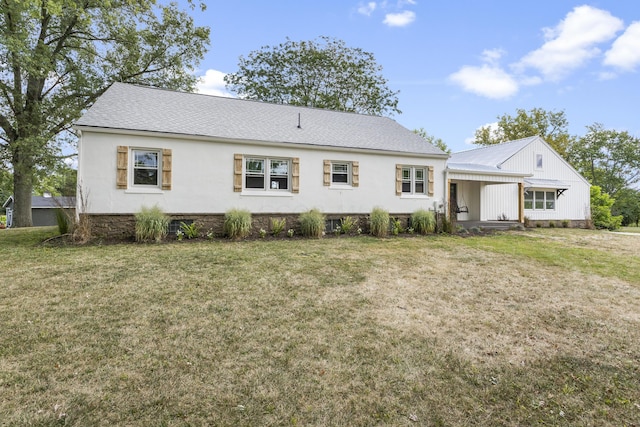 view of front of property featuring a front lawn