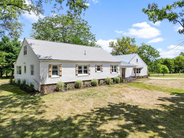 view of front of home featuring a front lawn