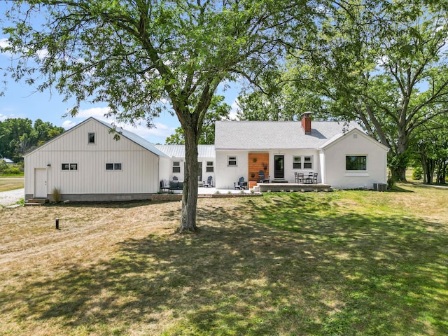 view of front of home with a front yard