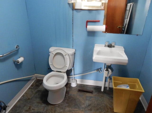 160 Commerce St, Lockbourne, OH 43137 - half bath with baseboards