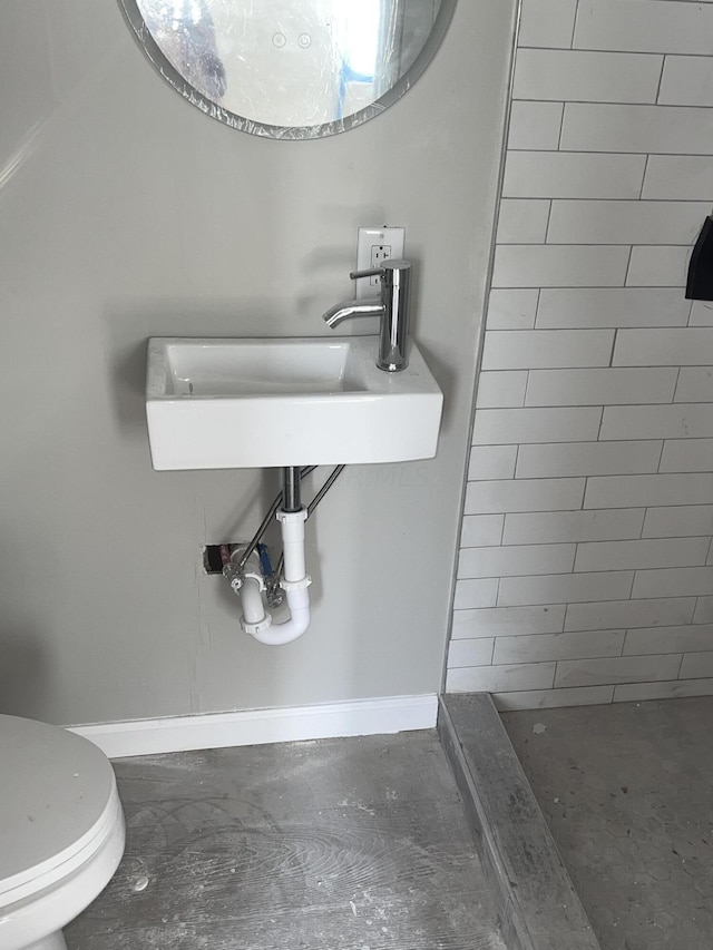 bathroom with toilet and tiled shower