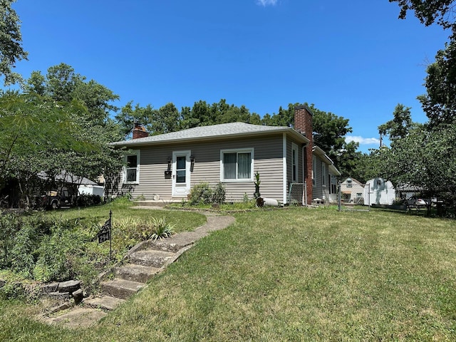 view of front of property with a front yard