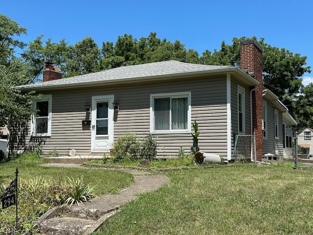 view of front of property with a front yard