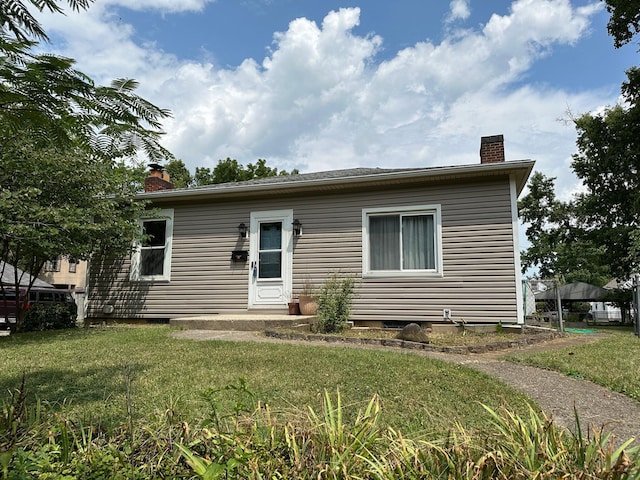 manufactured / mobile home with a front yard