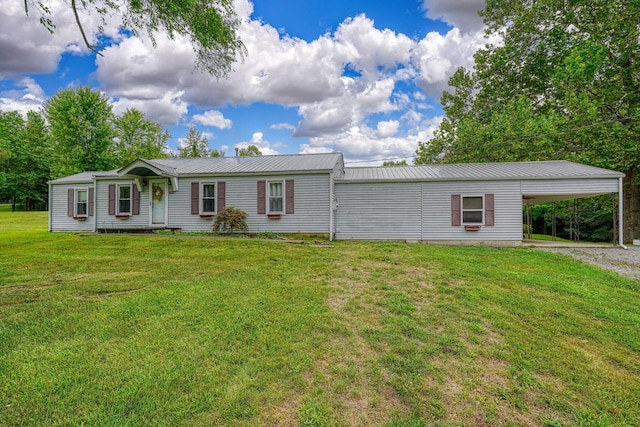 view of front of home featuring a front lawn and a carport