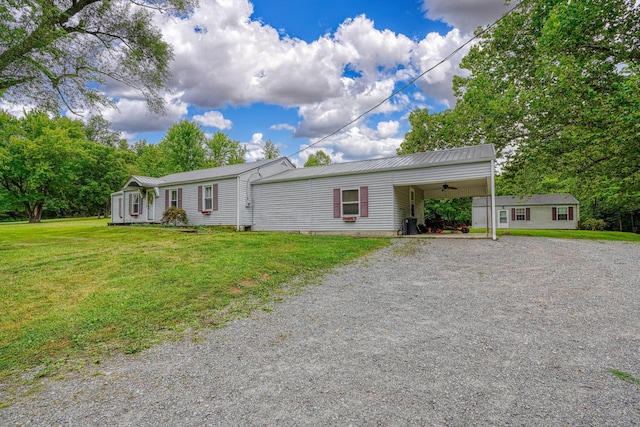 view of front of property featuring a carport and a front yard