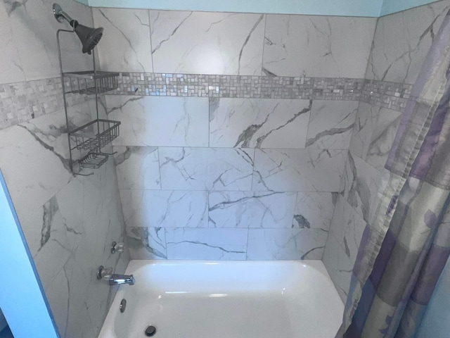 bathroom with tiled shower / bath