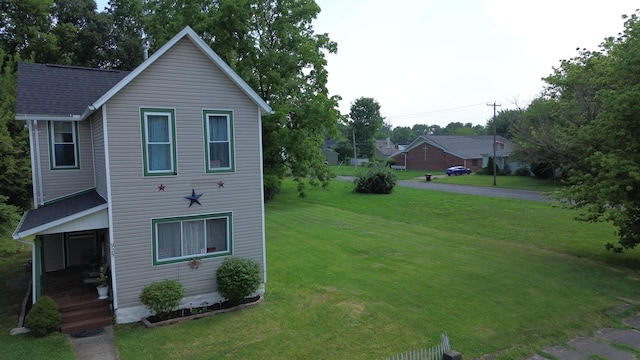 view of side of property featuring a lawn