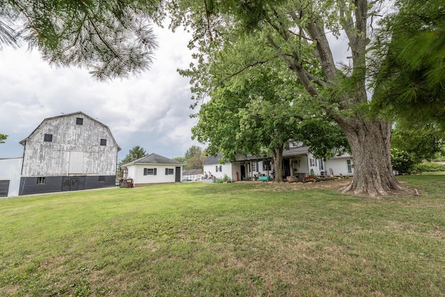 view of yard featuring an outbuilding