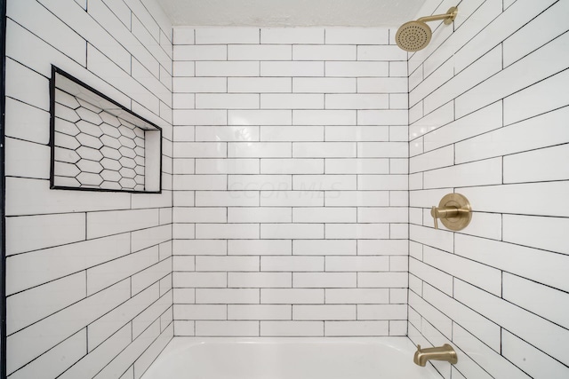 bathroom with tiled shower / bath