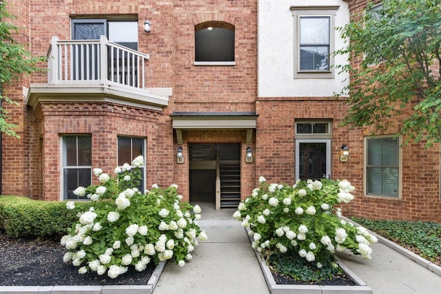 property entrance featuring a balcony