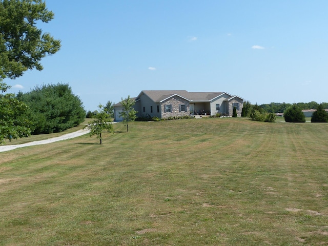 ranch-style house featuring a front yard