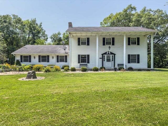 view of front of property featuring a front yard