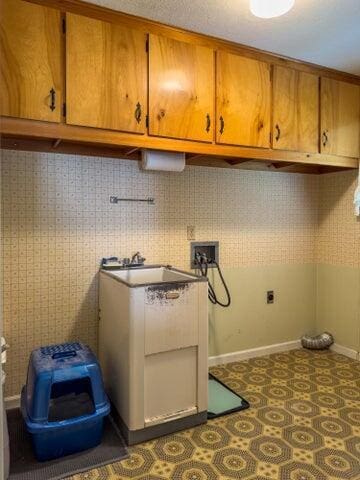 laundry room with washer hookup and cabinets