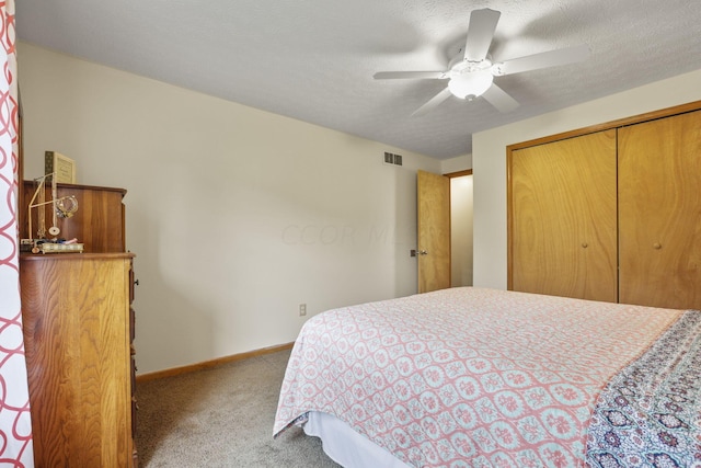 bedroom featuring ceiling fan, carpet floors, a textured ceiling, and a closet